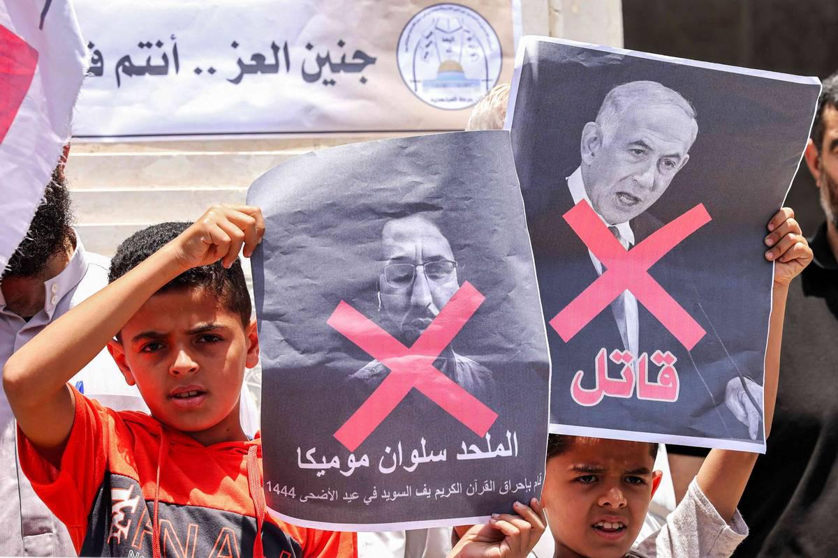 متظاهرون فلسطينيون يرفعون شعارات تدين حرق القرآن