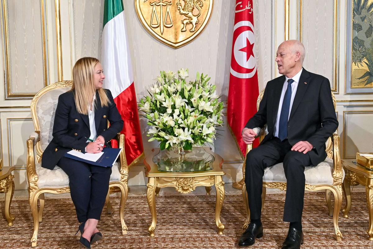 ايطاليا تلقي بثقله في دعم تونس أوروبيا لكبح موجات هجرة قياسية من السواحل التونسية