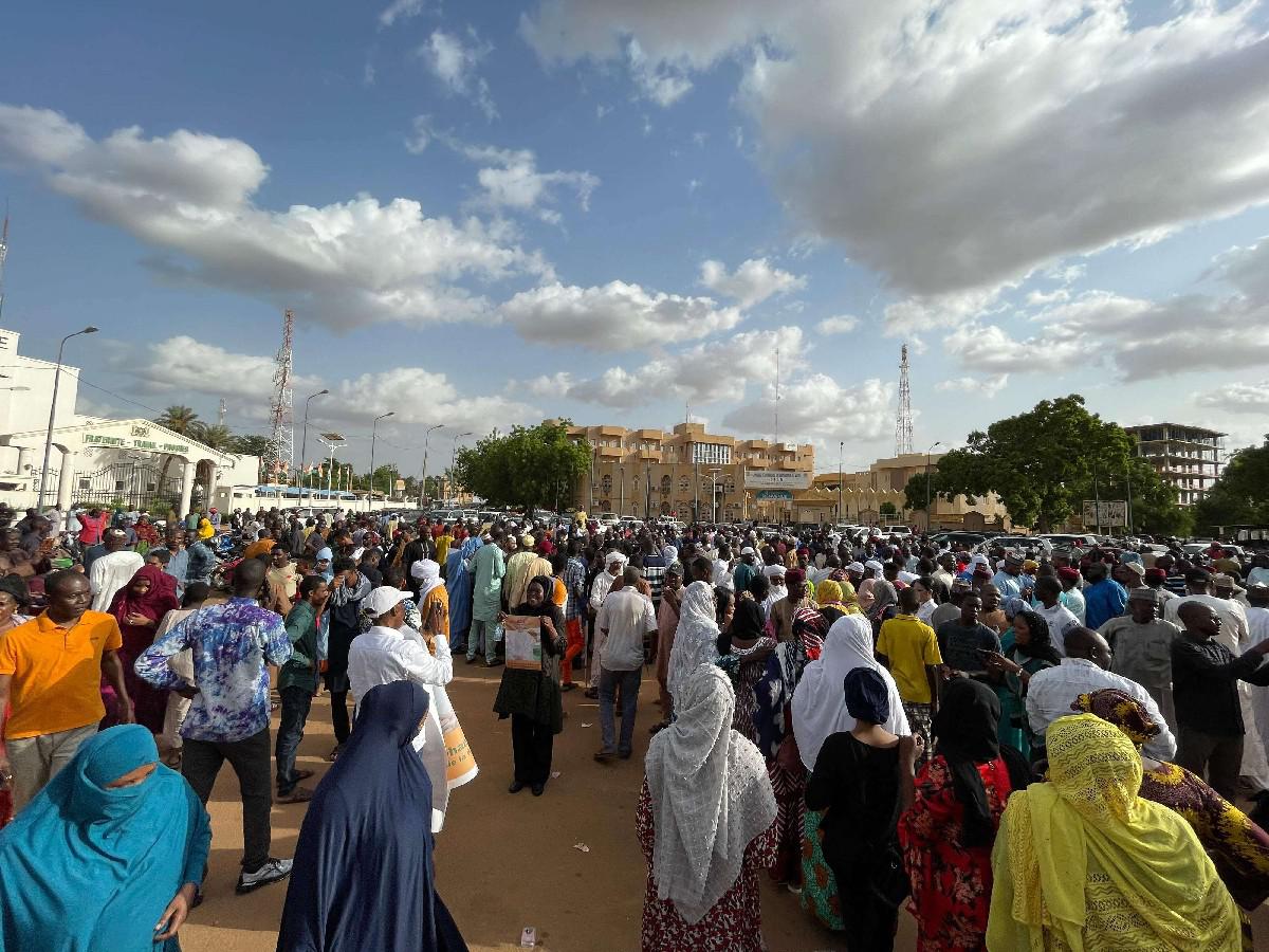 أنصار بازوم يتجمعون قرب القصر الرئاسي في نيامي احتجاجا على احتجازه من قبل الحرس الرئاسي