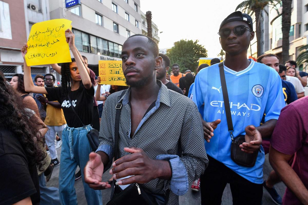 متظاهرون يرفعون شعارات تعبر عن تضامنهم مع المهاجرين الأفارقة