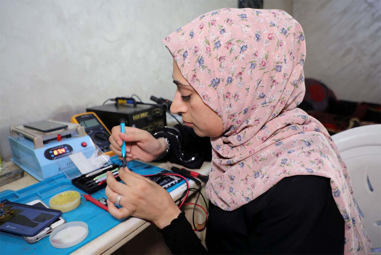 Hammad: There is privacy for women to come and repair their mobile phones