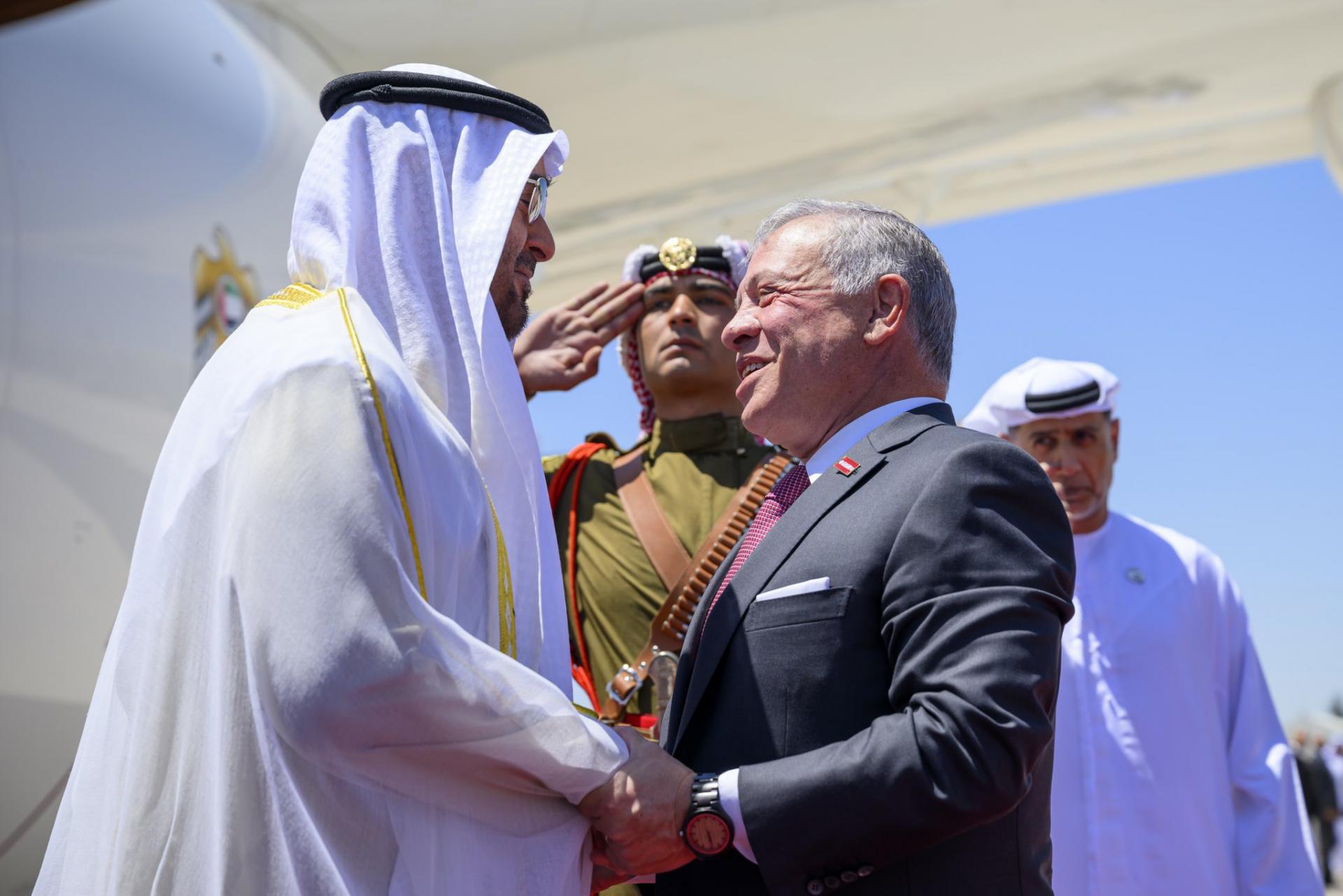 ملك الاردن ورئيس الامارات يشددان على ضرورة الحفاظ على السلم الاقليمي والدولي