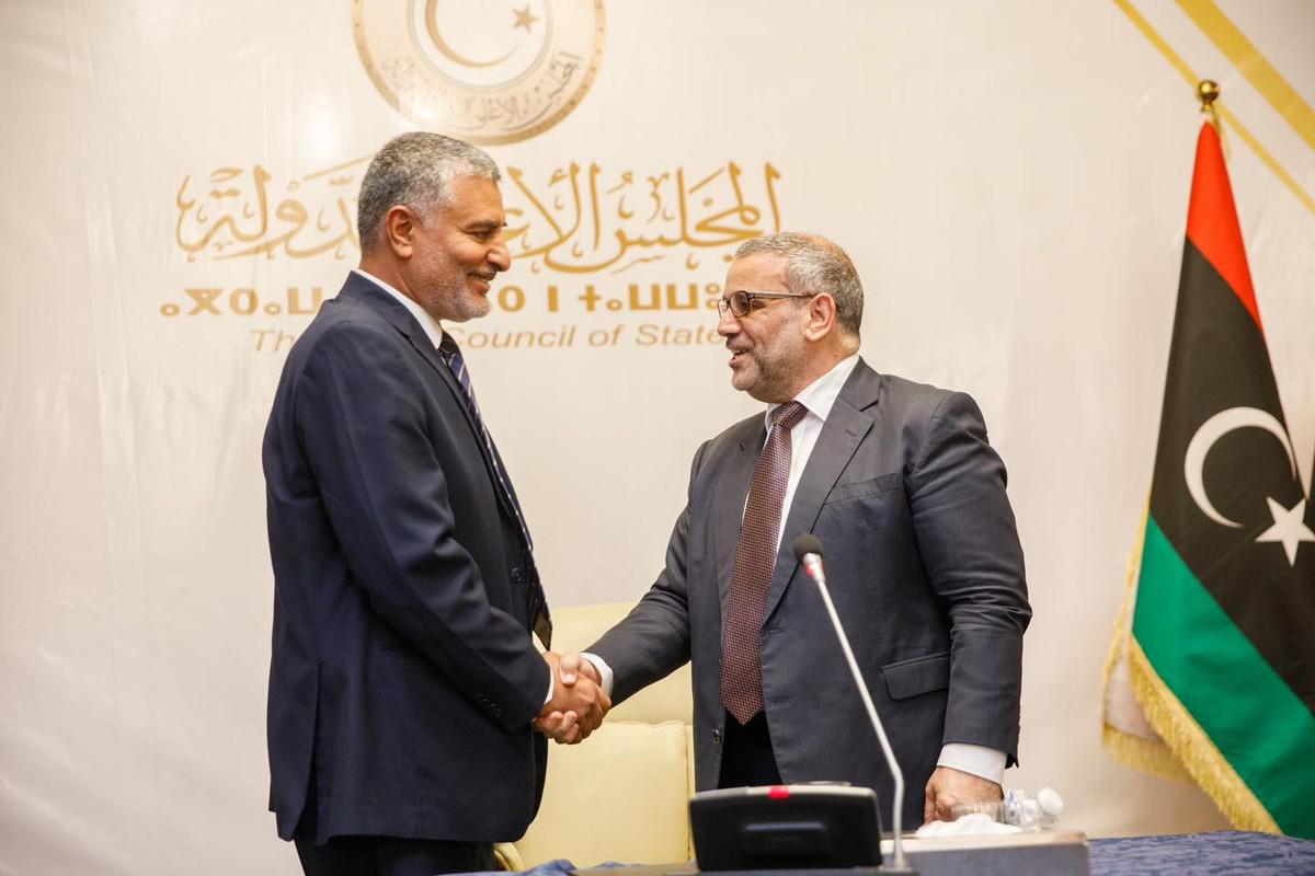 خالد المشري يصافح تكالة متقدما له بالتهاني 
