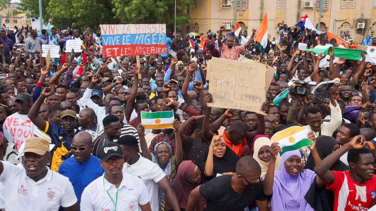 نيجريون يحتفلون في نيامي ويرفعون اعلاما روسية
