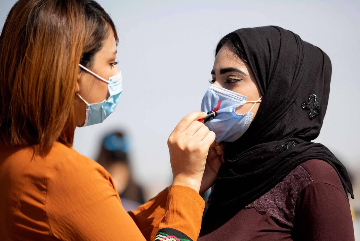 محتجات عراقيات يتجهزن لتظاهرة في يوم المرأة في البصرة