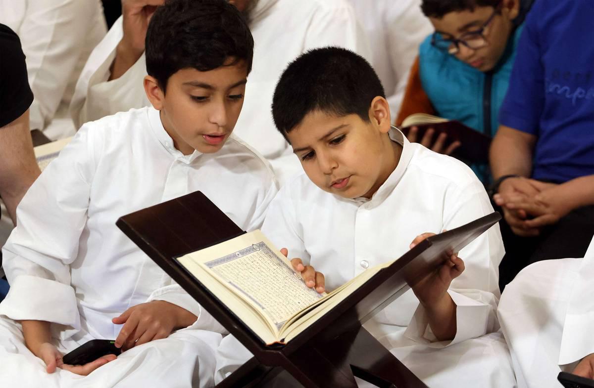 أطفال يقرأون القرآن في مسجد في الكويت