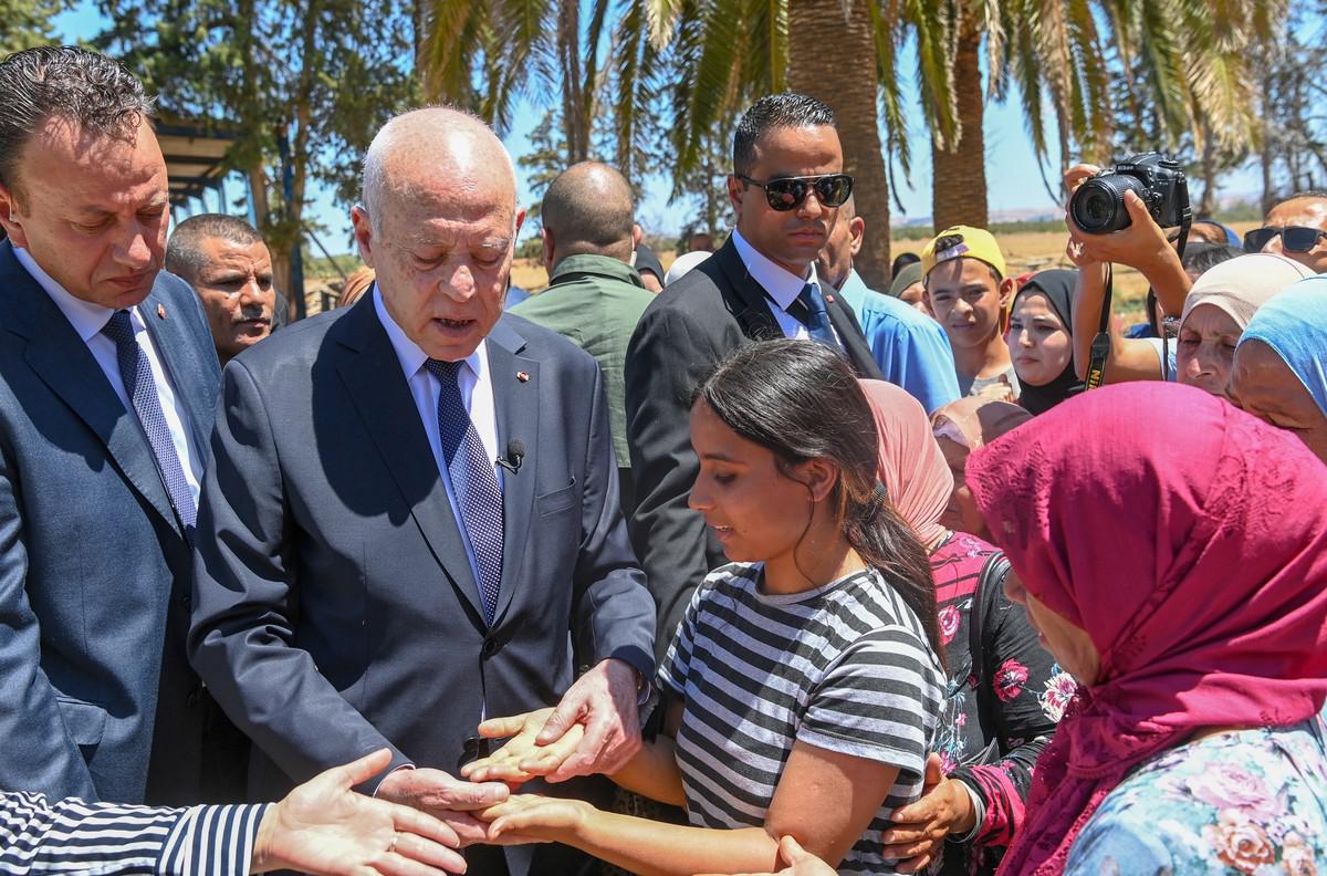 الرئيس التونسي يزور ضيعة ويدشن أوّل شركة أهلية فلاحية 