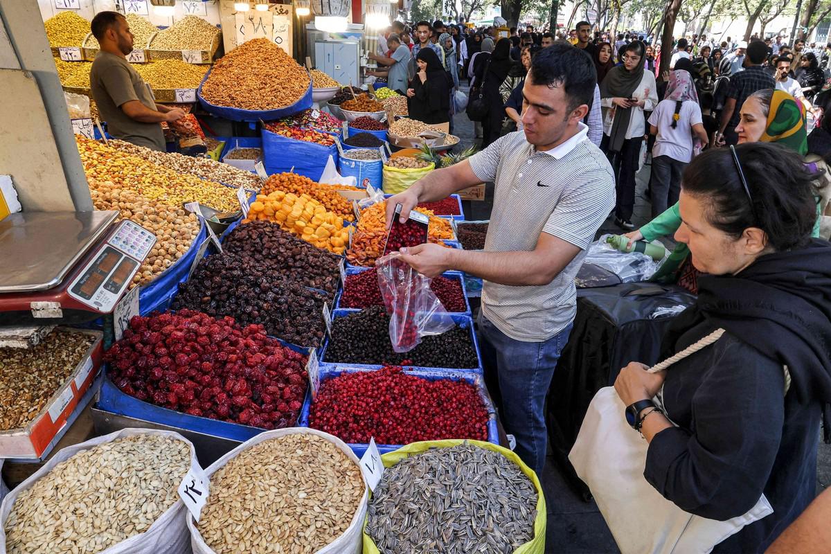 أوضاع الإيرانيين المعيشية تزداد تدهورا 