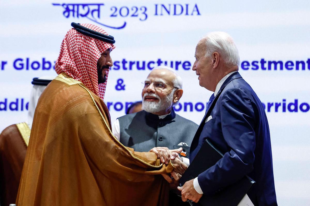 ابتسامات متبادلات بين ولي العهد السعودي والرئيس الأميركي