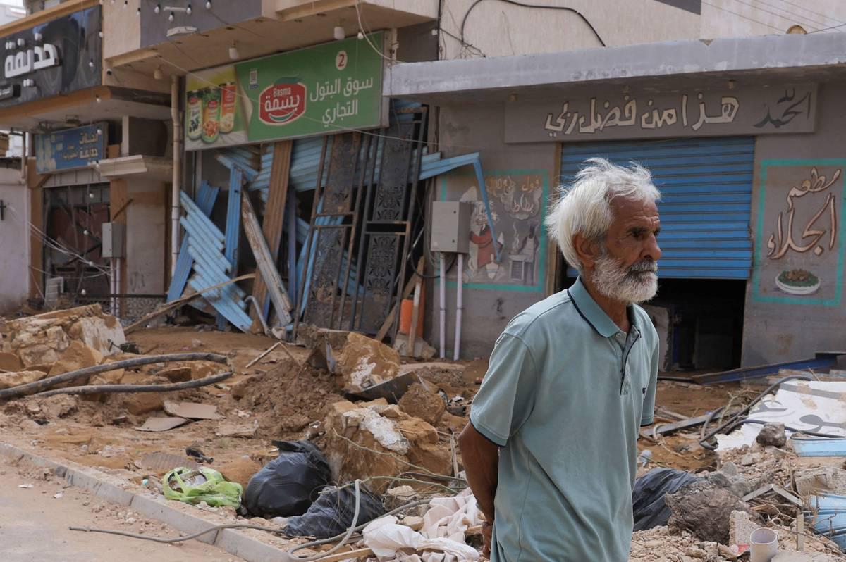 ليبي وسط درنا يتأمل الخراب بسبب الفيضان