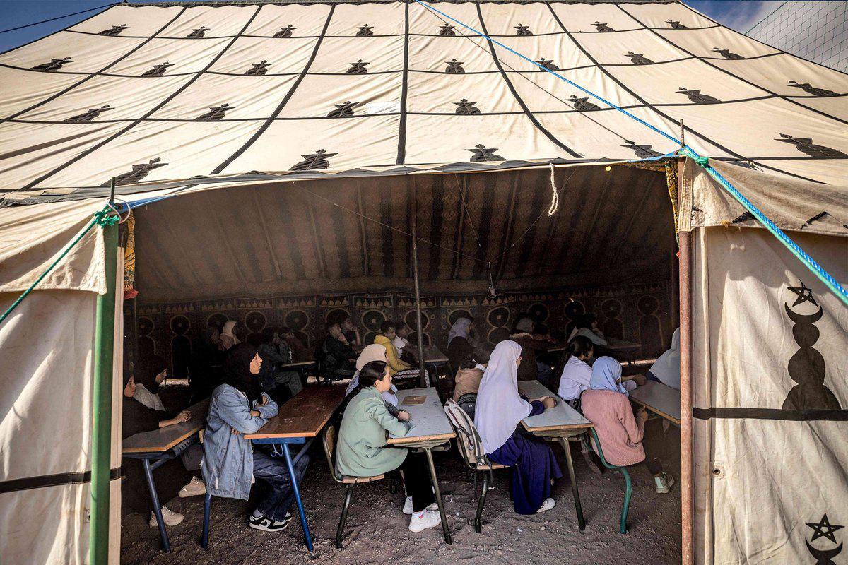 اطفال يدرسون في خيمة بعد تدمير مدرستهتهم