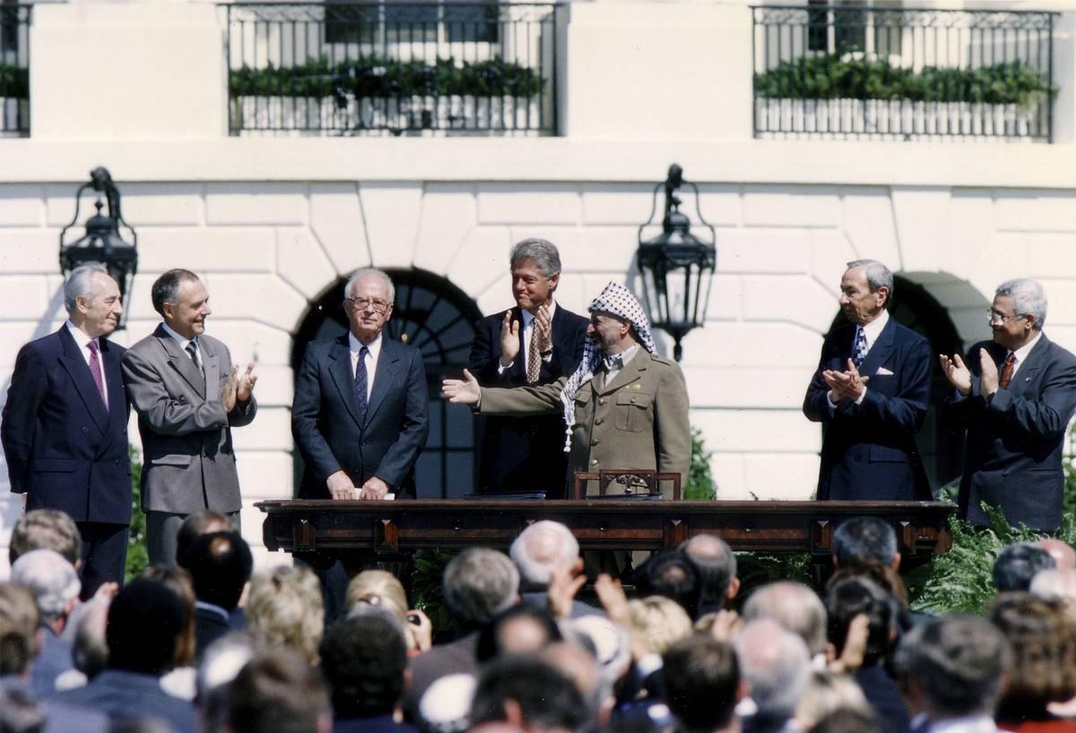 توقيع اتفاق السلام بين الفلسطينيين والإسرائيليين في حديقة البيت الأبيض (1993)