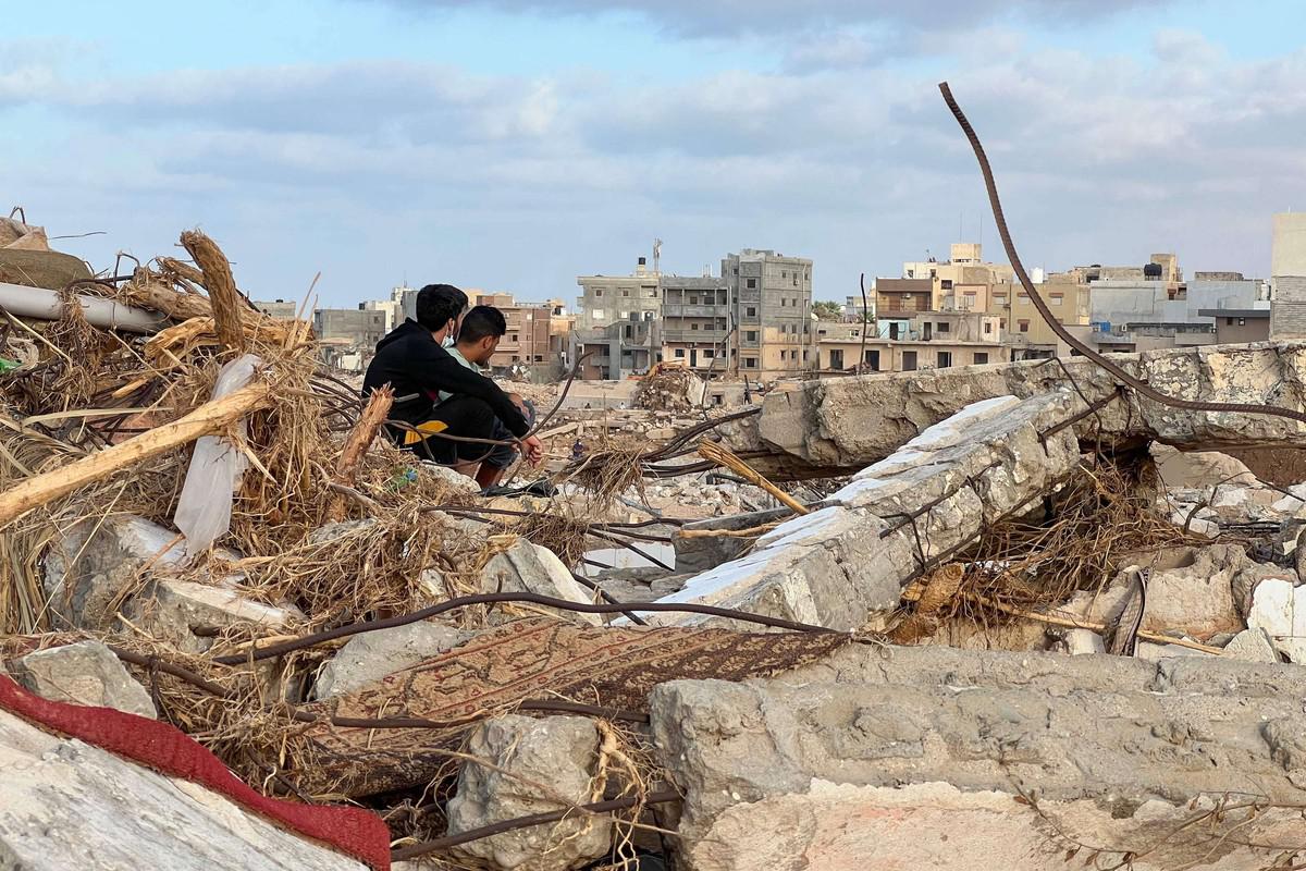 انهيار سدي درنة تسبب في كارثة وسوت مياه الفيضان أحياء بالأرض في درنة