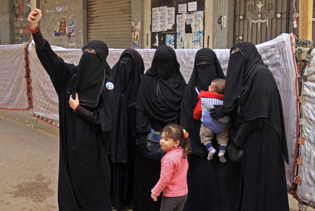 منقبات مصريات يأخذن صورة سيلفي في القاهرة