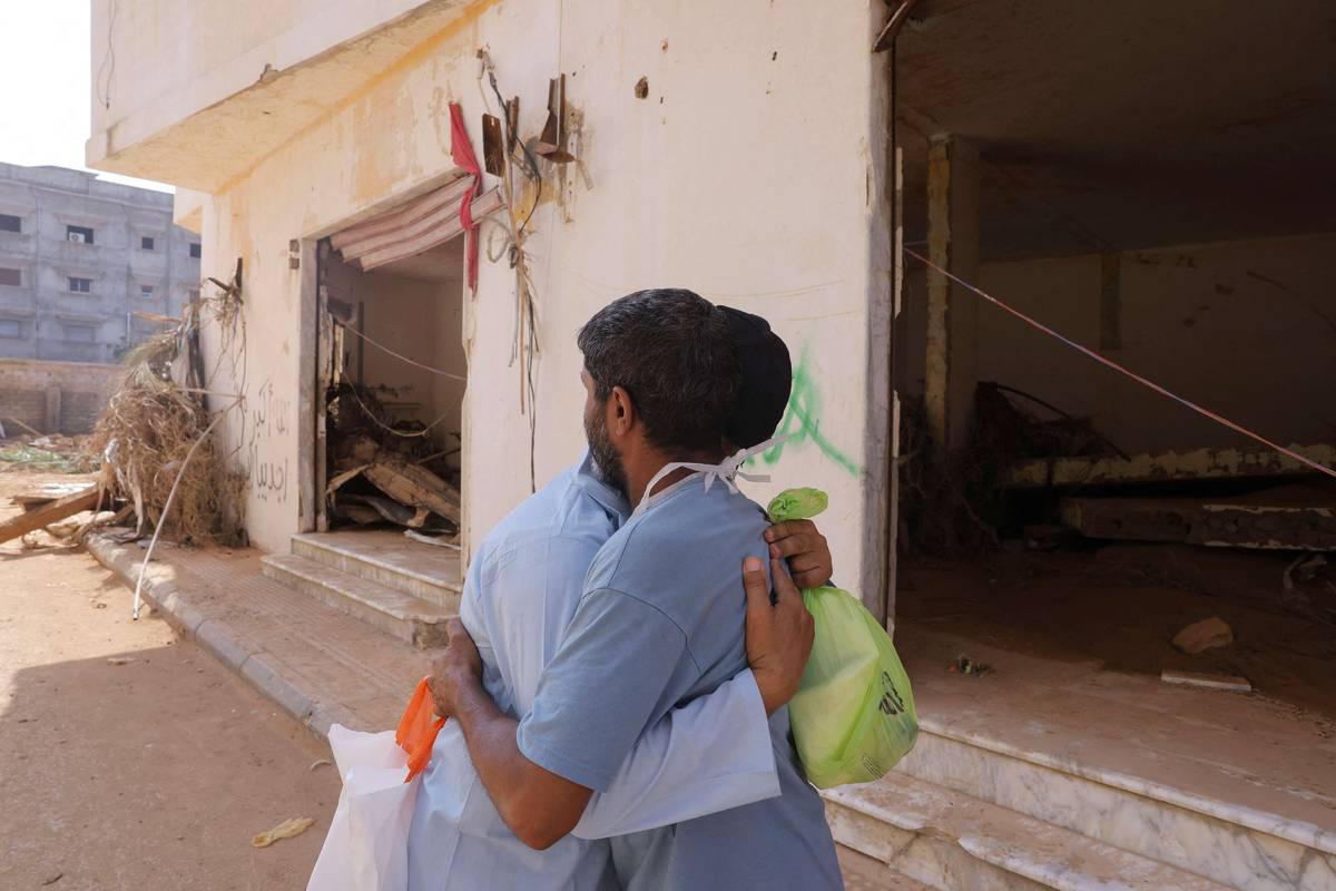 ليبيان يتعانقان في درنة