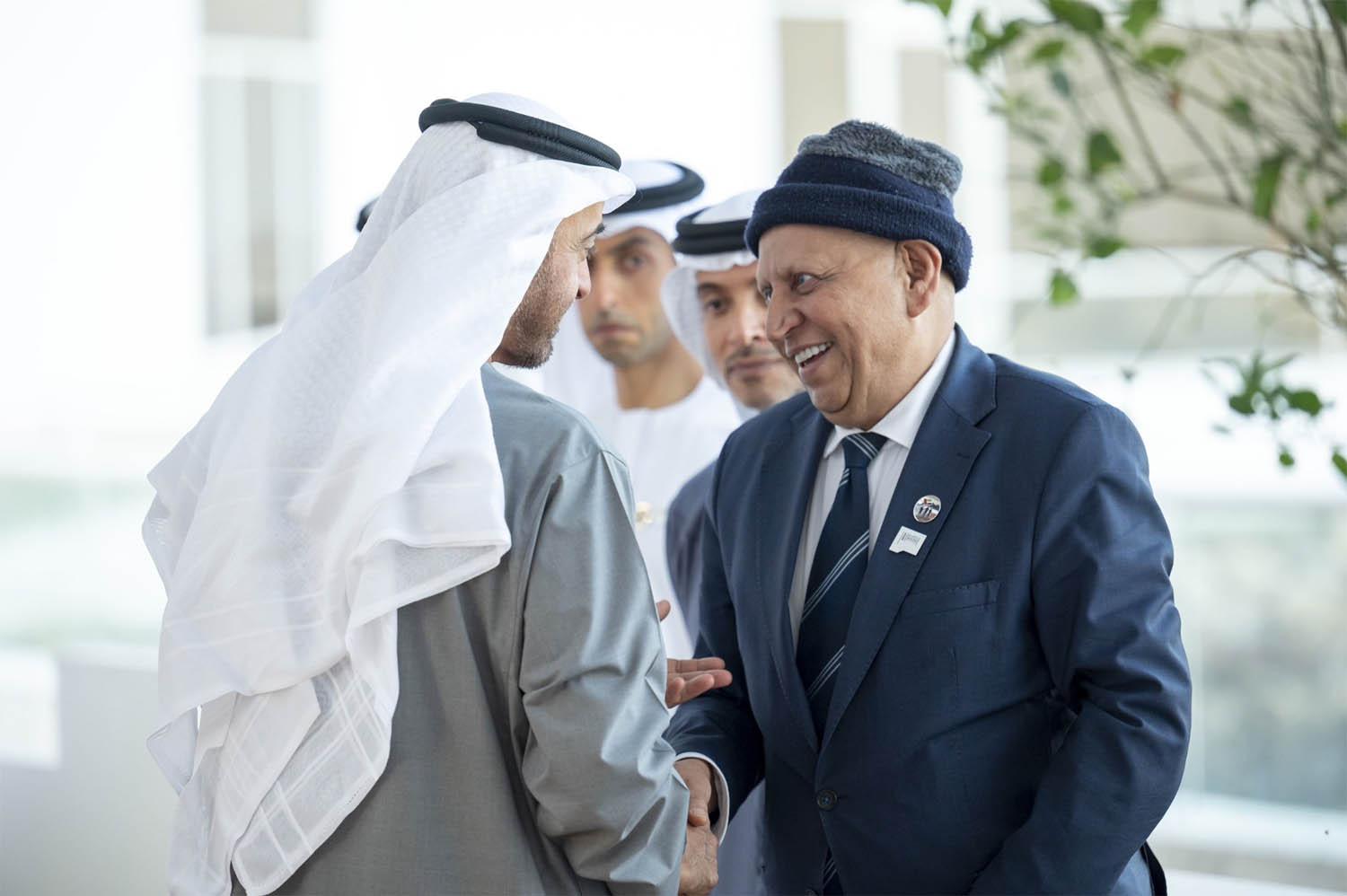 الشيخ محمد بن زايد رئيس دولة الامارات يستقبل الشاعر كريم العراقي بحضور الشيخ هزاع بن زايد نائب حاكم أبوظبي