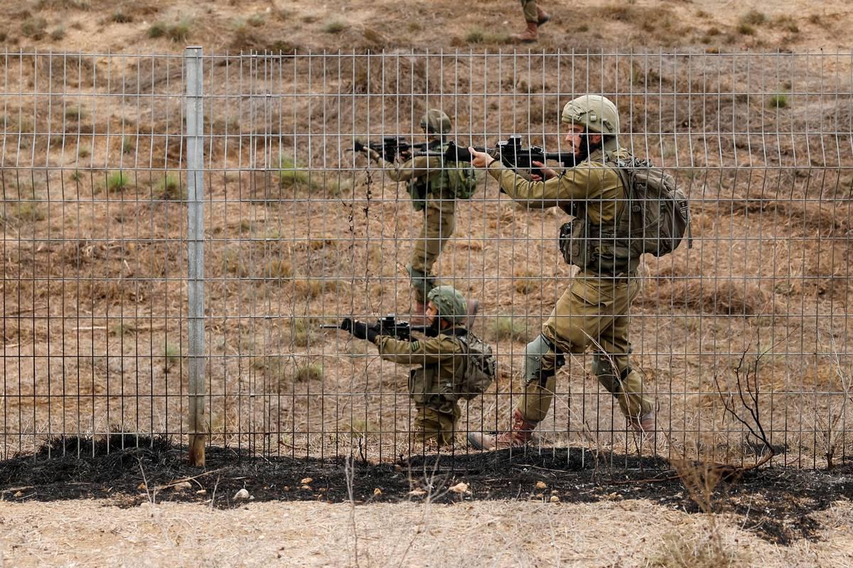 جنود إسرائيليون يفتشون منطقة غلاف غزة