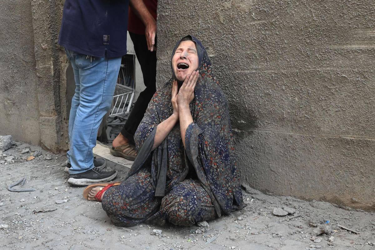 فلسطينية تبكي ذويها بعد قصف إسرائيلي على معبر رفح في غزة