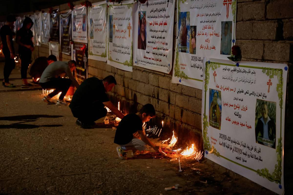 عراقيون مسيحيون يشعلون شموعا تأبينا لضحايا كارثة الحمدانية