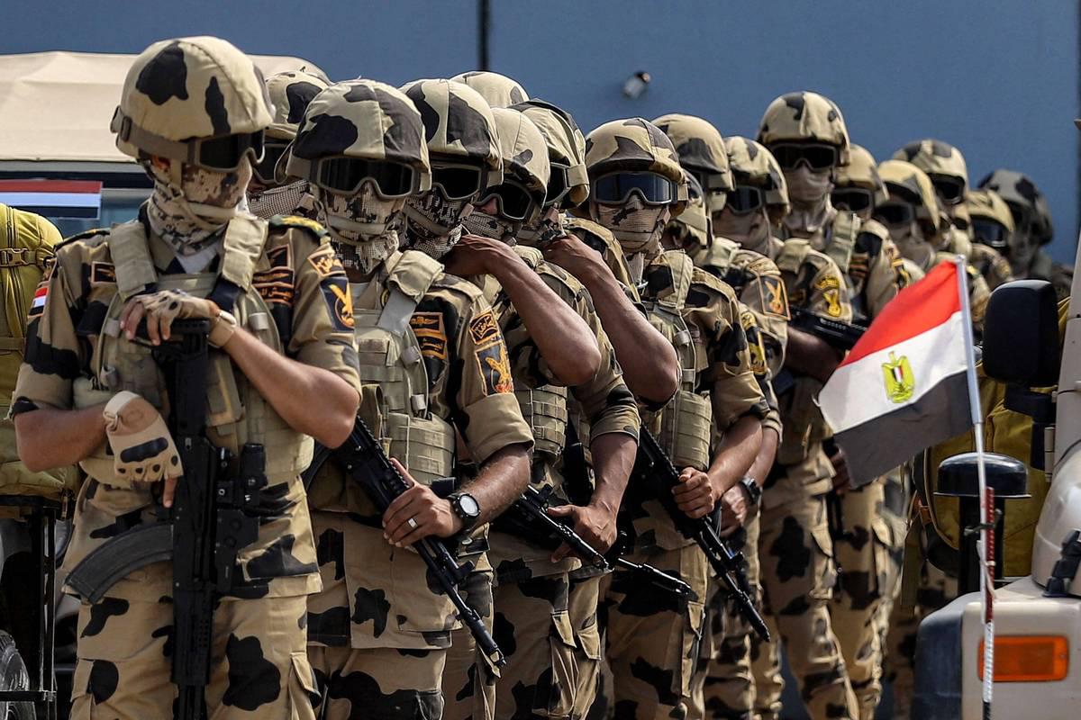 قوات الصاعقة المصرية عند معبر رفح بين سيناء وغزة