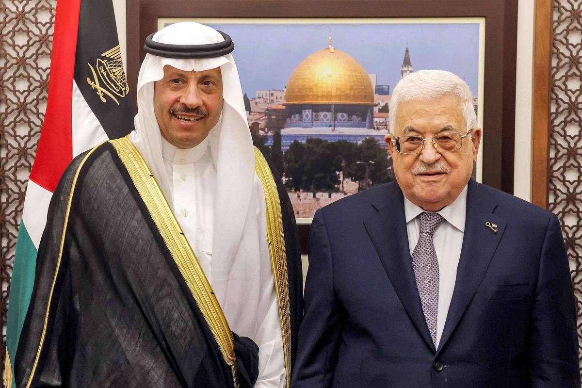 الرئيس الفلسطيني محمود عباس يستقبل السفير السعودي غير المقيم نايف بن بندر السديري