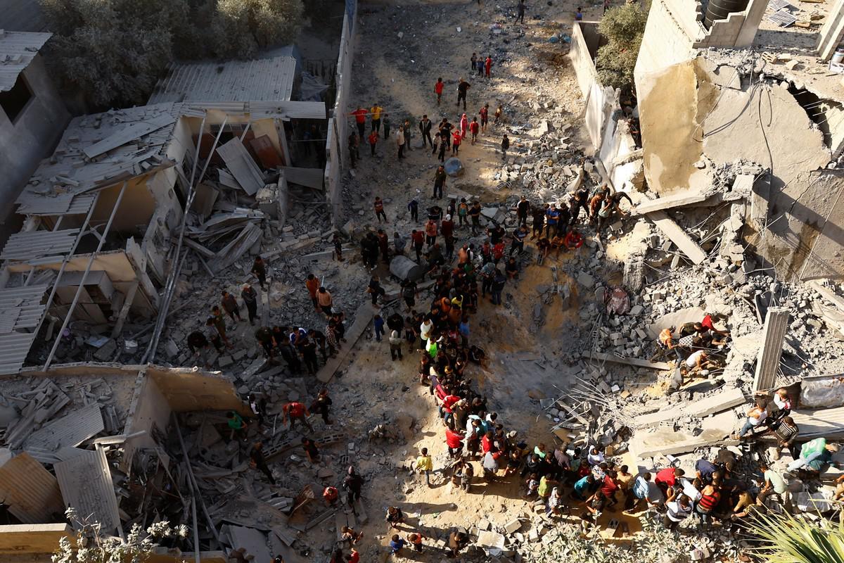 مشاقّ انتشال الضحايا تعمّق معاناة الفلسطينيين