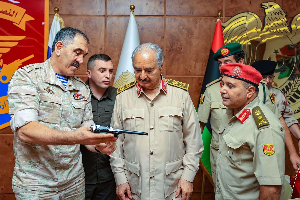 العلاقة الوطيدة بين حفتر وموسكو تهدد مصالح الغرب