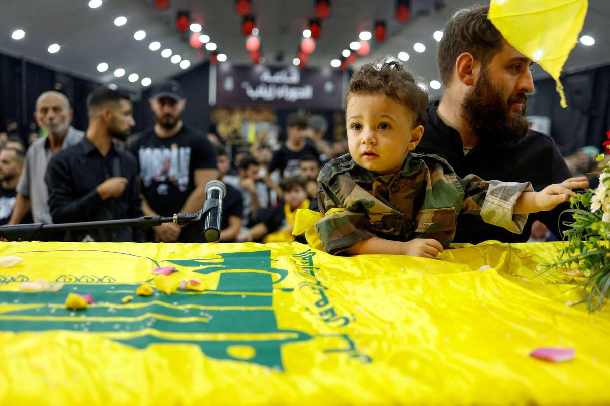 ابن أحد قتلى حزب الله في المواجهات مع إسرائيل في جنوب لبنان