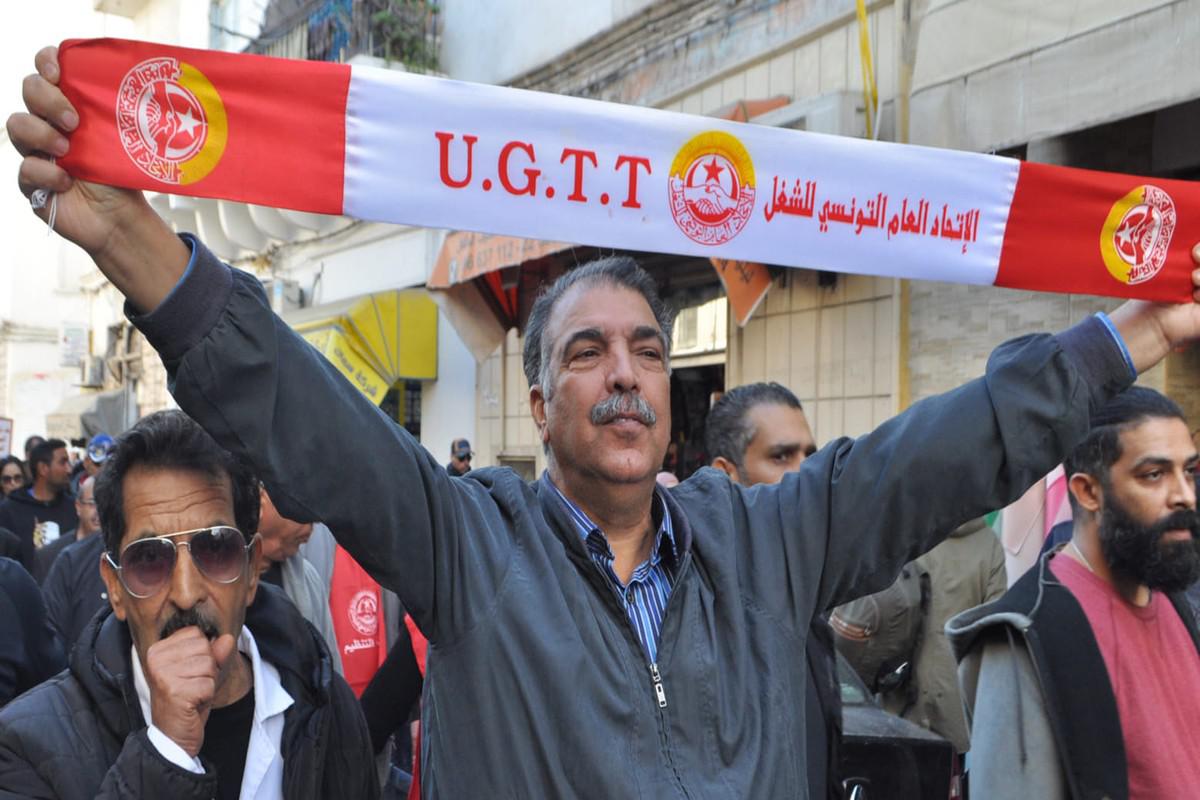 عديد النشطاء يتهمون اتحاد الشغل بتشجيع النقابيين على العطالة خالصة الأجر