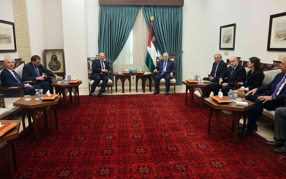 كريم خان يزور إسرائيل والضفة تبلية لدعوة من أسرى رهائن