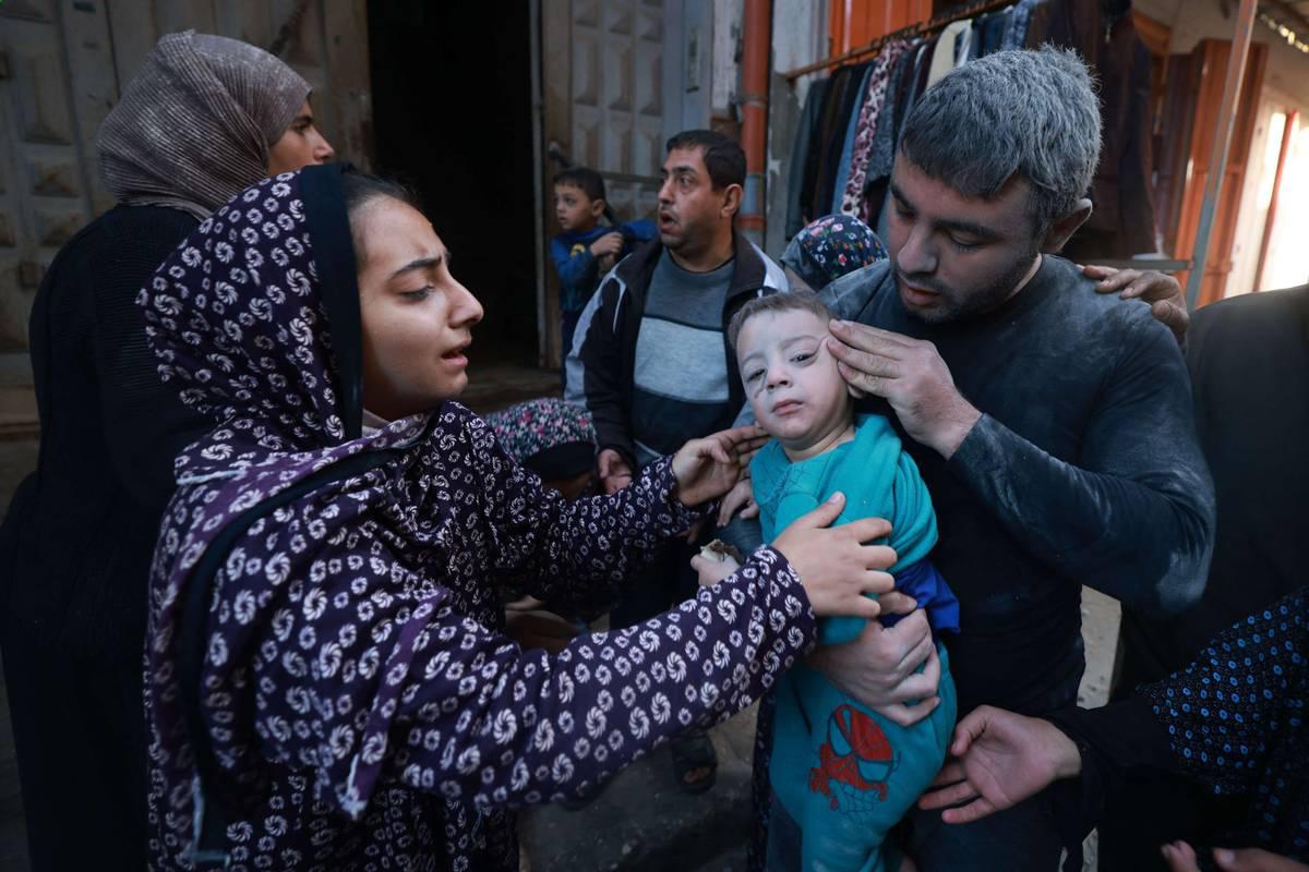 عائلة فلسطينية تخرج ابنها من دار دمرها القصف الإسرائيلي في غزة
