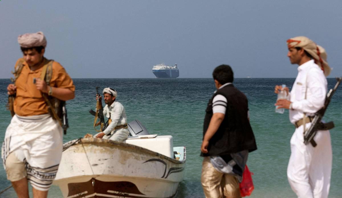 مسلحون حوثيون على الساحل اليمني من البحر الأحمر أمام سفينة شحن محتجزة