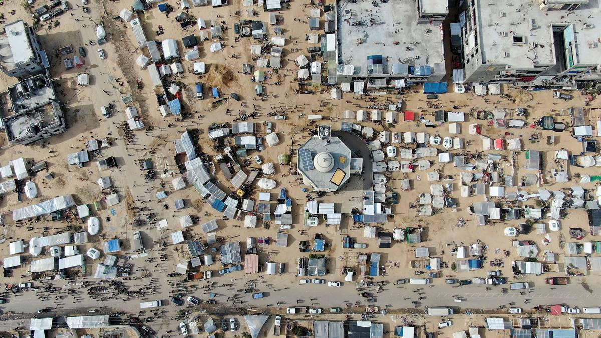 صورة من مسيرة لتجمع لخيم مهجرين في غزة