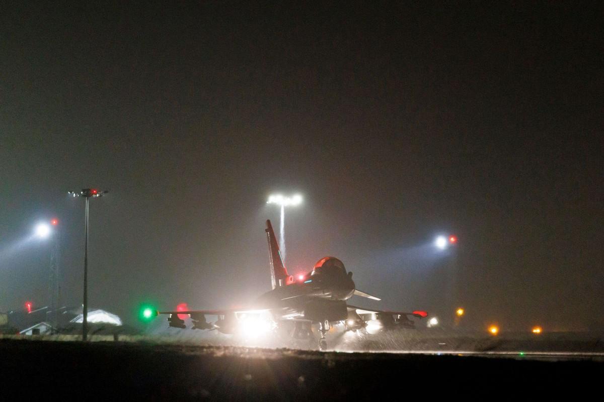 هجمات أميركية وبريطانية بدعم من بعض الدول مثل هولندا وأستراليا وكندا والبحرين