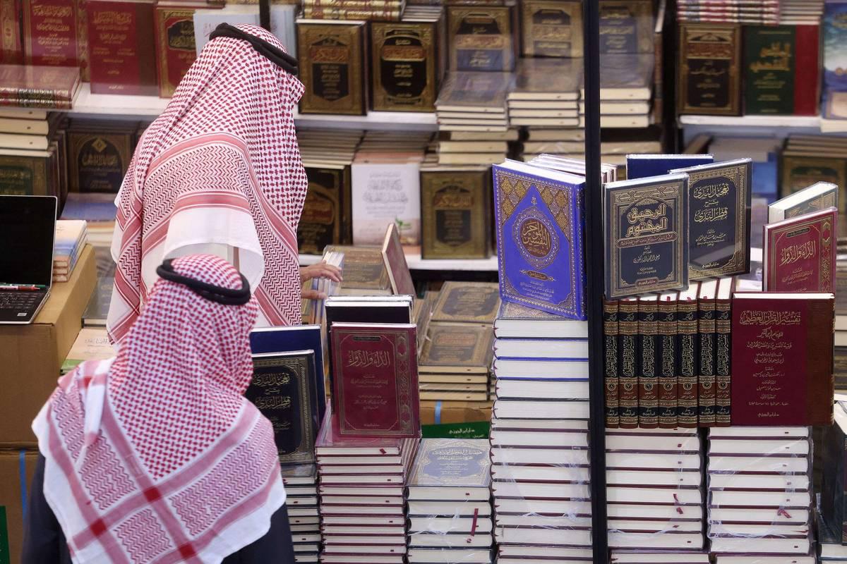 كويتيون في معرض كتاب الكويت