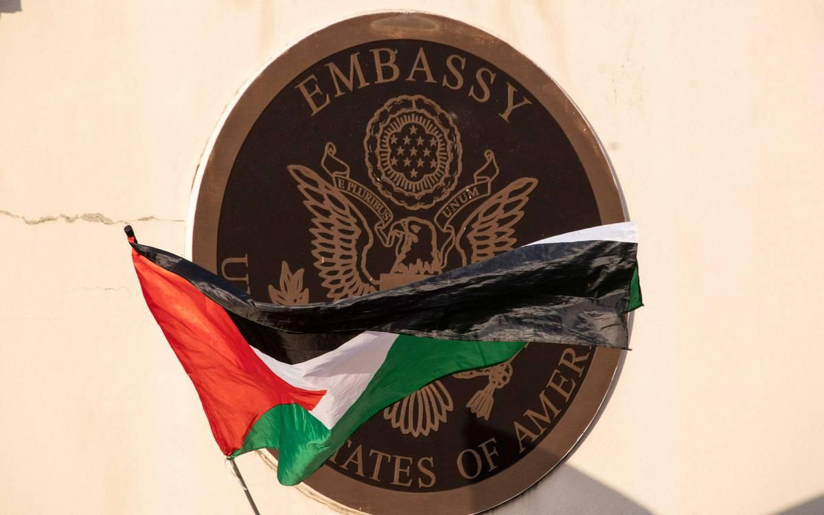 علم فلسطيني على شعار للسفارة الأميركية في كوستاريكا