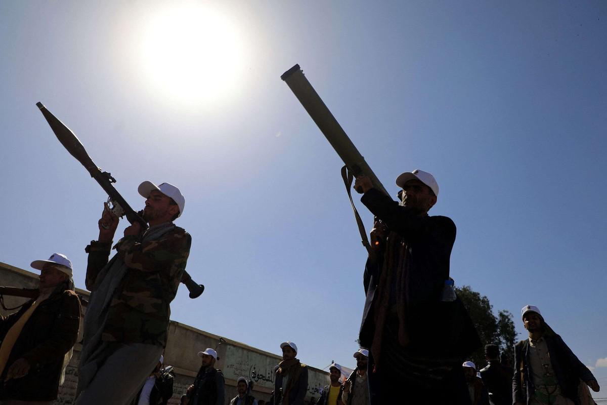 الحوثيون يهددون بمزيد التصعيد في البحر الأحمر 