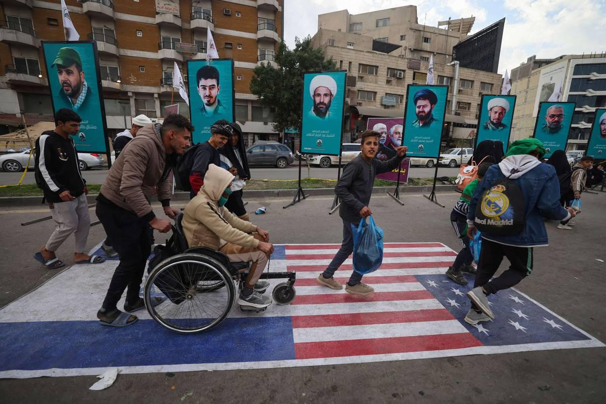 عراقيون في مسيرة تمر على العلم الأميركي