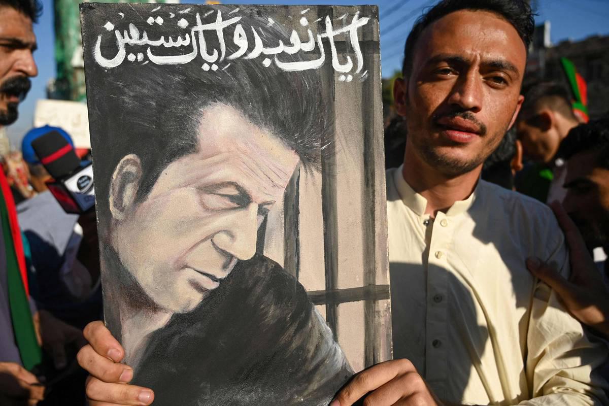 مناصر لعمران خان في تظاهرة مؤيدة