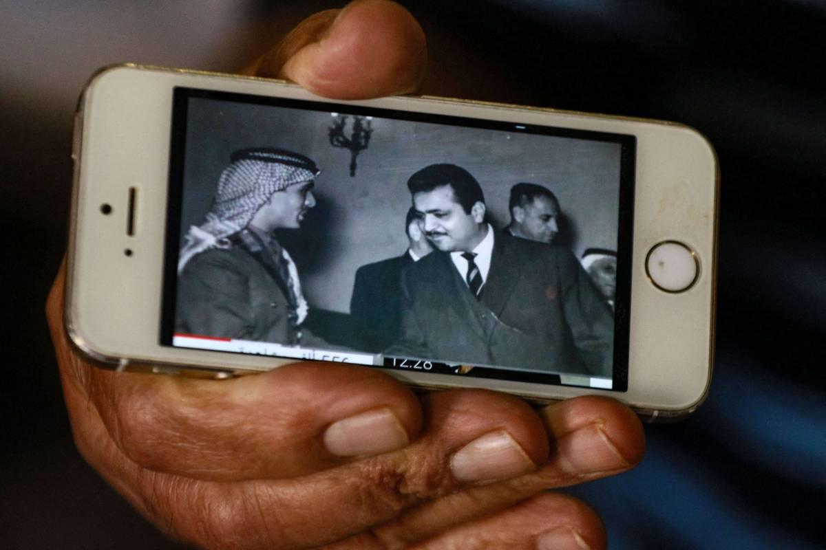 العاهل الأردني الراحل الحسين في صورة على هاتف لأردني