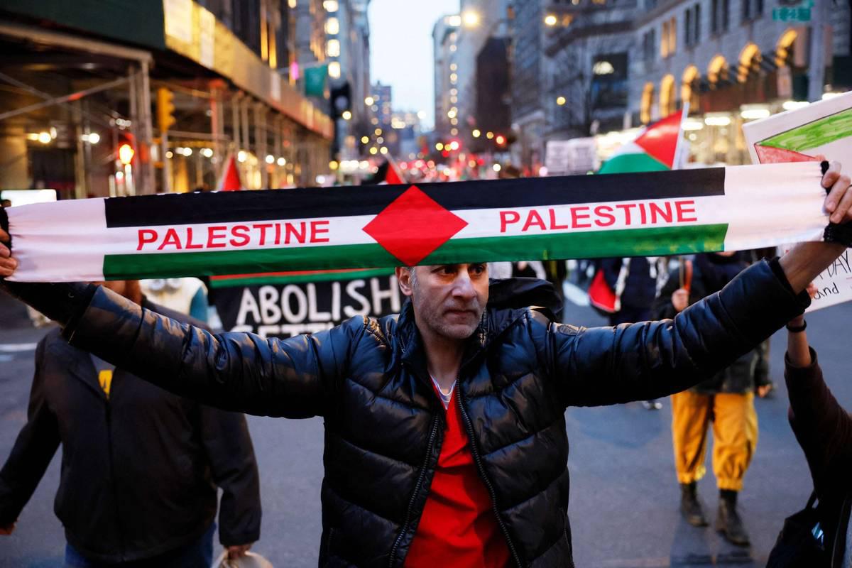 متظاهر في نيويورك ضد الحرب في غزة
