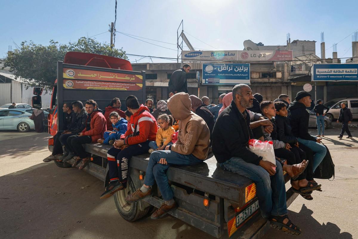 أكثر من نصف سكان القطاع المحاصر يحتشدون في رفح قرب الحدود
