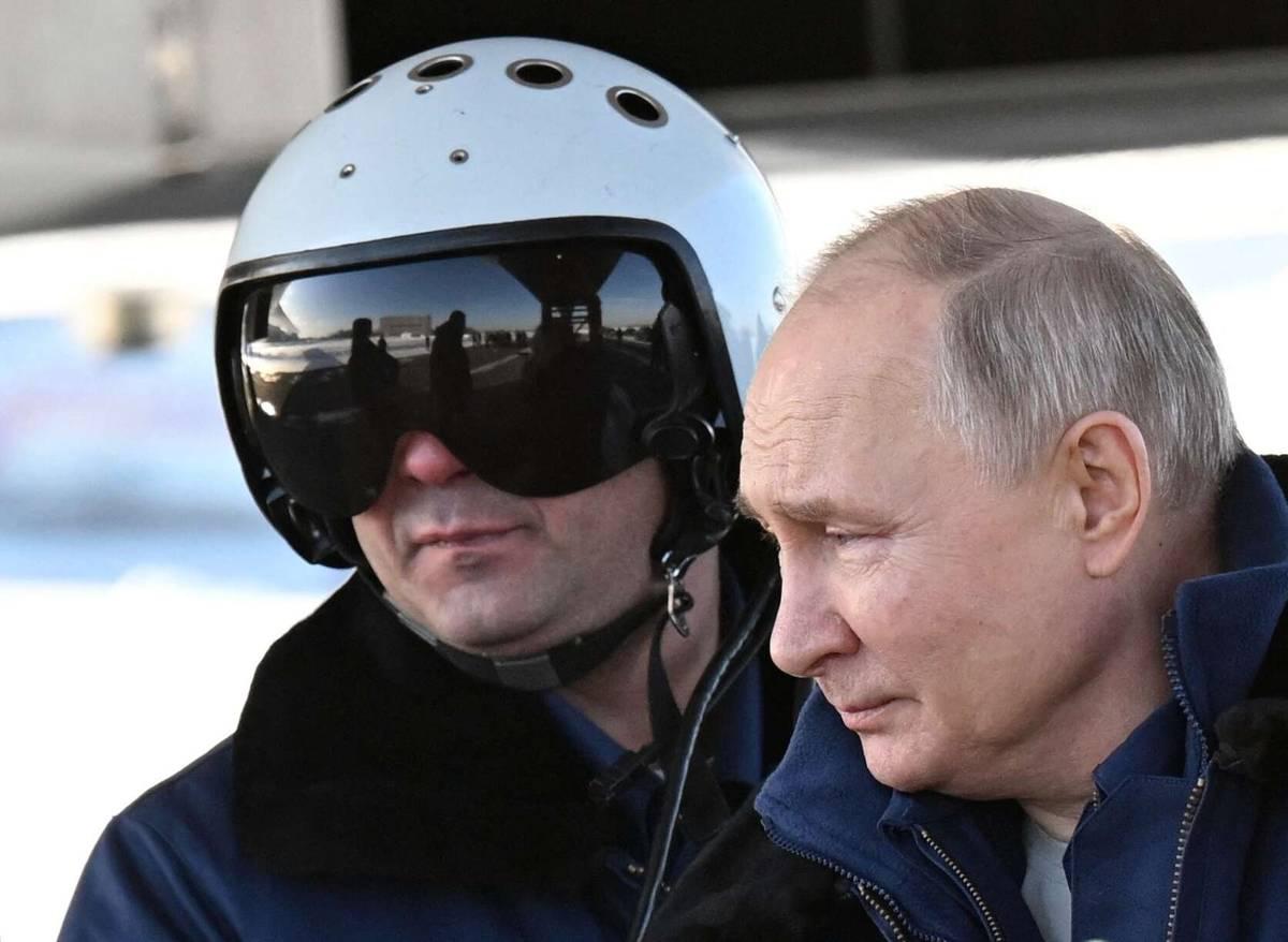 الرئيس الروسي فلاديمير بوتين مع طيار