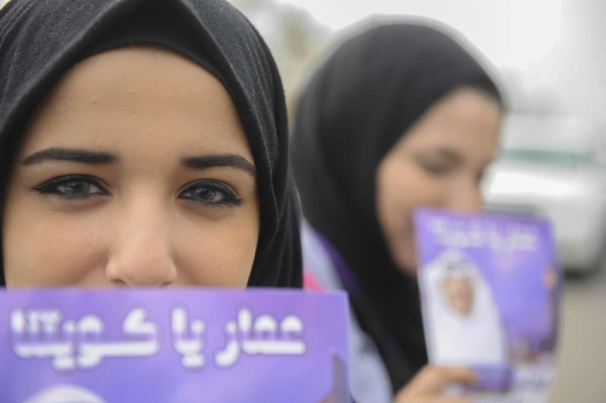 كويتيات يرفعن بطاقة تعريف بمرشح لمجلس الأمة