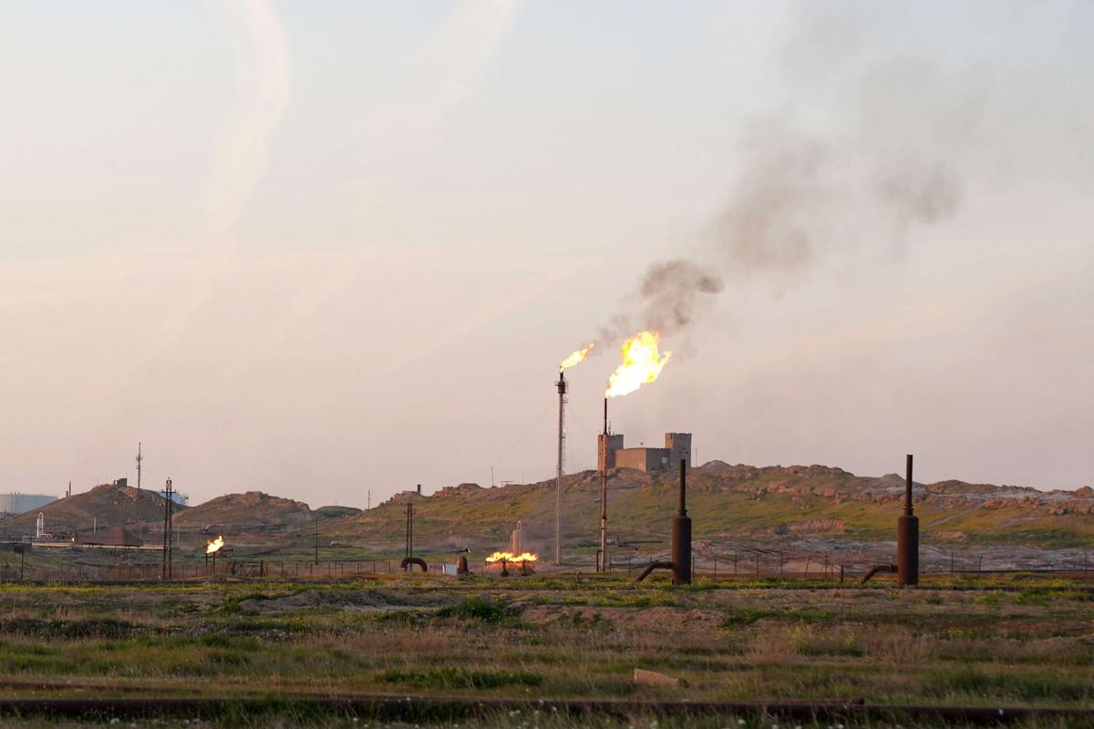 العراق يعول على عائدات النفط لتحسين وضعه المالي