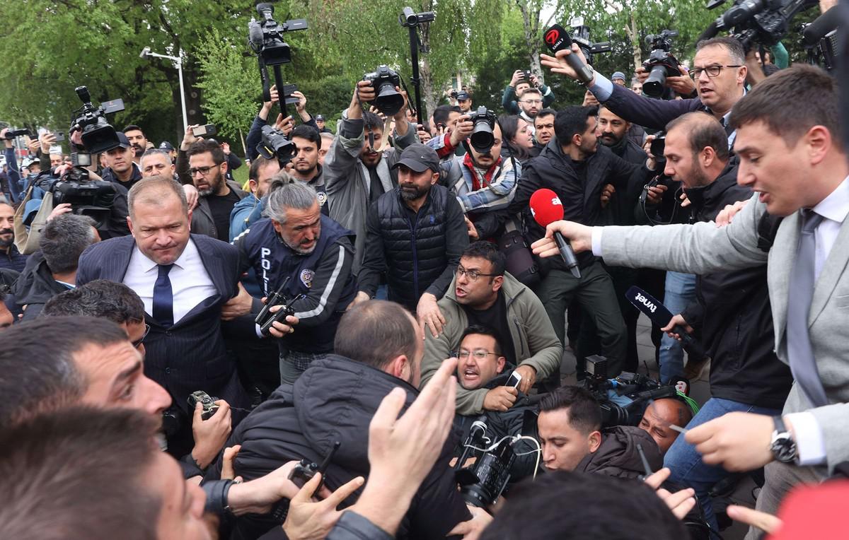 نظام يقمع أي صوت معارض لسياسات أردوغان