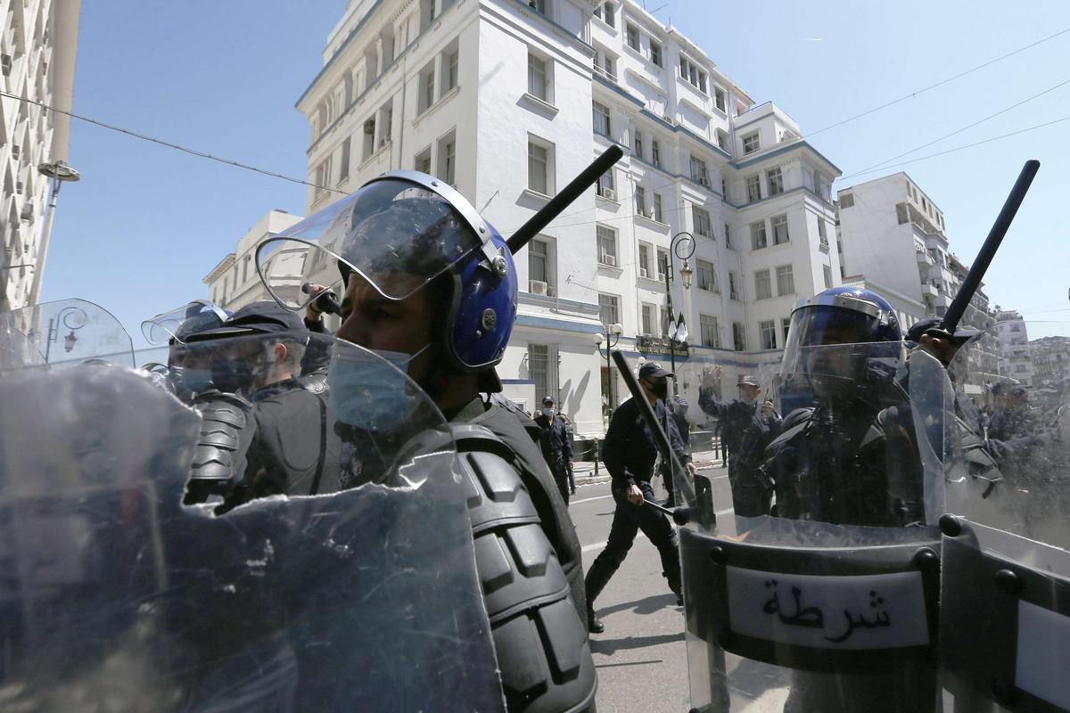 الجزائر نجحت في اخماد الحراك الشعبي بقوة القمع والاعتقالات وتكميم الأفواه