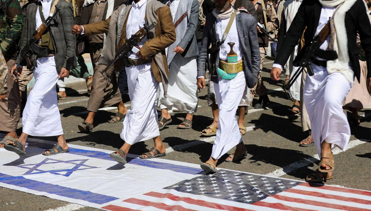 حوثيون في مسيرة ضد الولايات المتحدة وإسرائيل في صنعاء