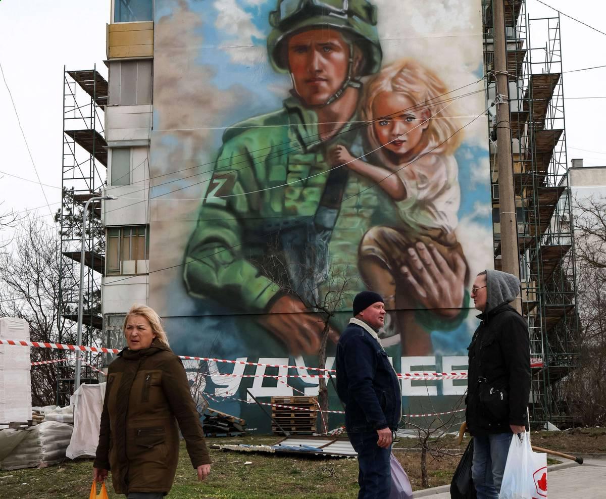 جدارية تحتفي بالجنود الروس في القرم