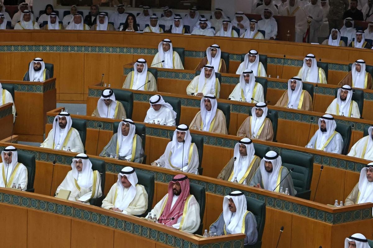 الكويت تتقلب بين أزمة سياسة وأخرى